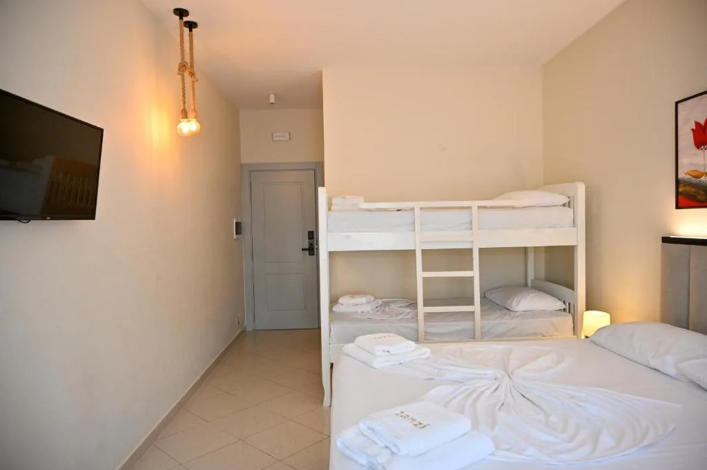 Quadruple Room with Balcony — Hotel Zanzi