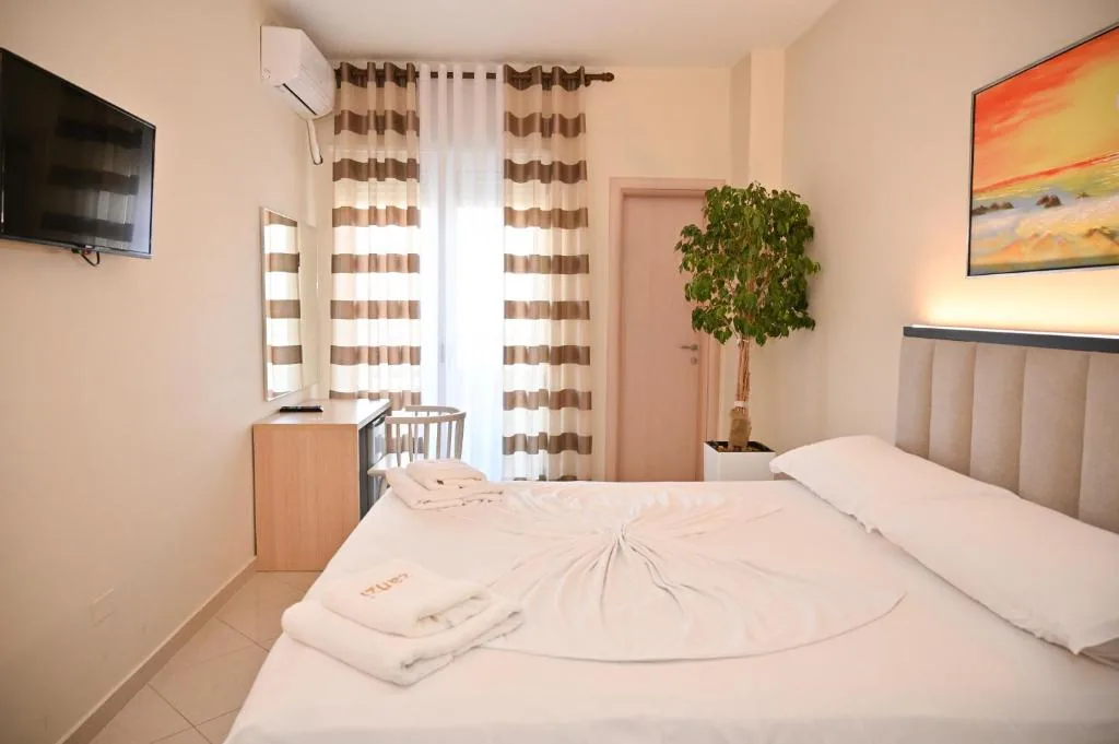 Standard Double Room — Hotel Zanzi